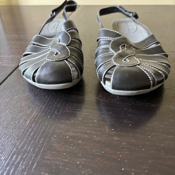 Cloudwalkers Aimee Black Strappy adjustable closed toe flat sandals - Picture 7 of 11